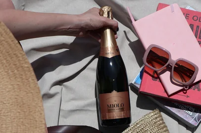 Miolo Cuvée Brut, rótulo com Denominação de Origem Vale dos Vinhedos (DOVV), elaborado com uvas chardonnay cultivadas nos vinhedos da Vinícola Miolo, em Bento Gonçalves. <!-- NICAID(16001859) -->