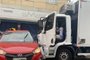 Três pessoas ficam feridas em colisão envolvendo carro e caminhão em Porto Alegre<!-- NICAID(15028799) -->
