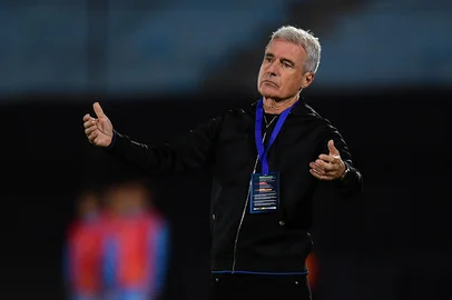 Gremio's Portuguese head coach Luis Castro looks on during the Copa Sudamericana group stage football match between Uruguay's Montevideo City Torque and Brazil's Gremio at the Centenario stadium in Montevideo on April 8, 2026. (Photo by Dante FERNANDEZ / AFP)Editoria: SPOLocal: MontevideoIndexador: DANTE FERNANDEZSecao: soccerFonte: AFPFotógrafo: STR<!-- NICAID(16261830) -->