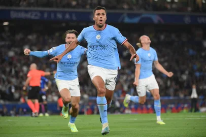 Manchester City's Spanish midfielder #16 Rodri (C) celebrates scoring his team's first goal during the UEFA Champions League final football match between Inter Milan and Manchester City at the Ataturk Olympic Stadium in Istanbul, on June 10, 2023. (Photo by FRANCK FIFE / AFP)<!-- NICAID(15453002) -->