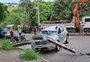 Mãe e filhos ficam feridos após poste de energia cair sobre carro em Ijuí 