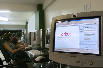 The website Orkut from Google is displayed on a screen in a cybercafe in Brasilia, on April 09, 2008. A Brazilian Senate panel ordered Google on Wednesday to give it access to 3,261 profiles containing suspected pedophile material on a highly popular social-networking website. Federal authorities have complained that Internet giant Google refuses to identify users who post criminal material on the social-networking website Orkut. Orkut, the Brazilian answer to MySpace and Facebook, counts 27 million users in the South American country. One-third of Brazil's 42 million Internet surfers are between 10 and 15 years old, making measures to combat child pornography on Orkut a matter of urgency.       AFP PHOTO / Evaristo SÁ (Photo by EVARISTO SA / AFP)Editoria: CLJLocal: BrasíliaIndexador: EVARISTO SASecao: justice and rightsFonte: AFP<!-- NICAID(16076430) -->