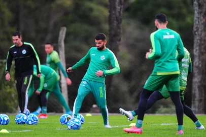 CAXIAS DO SUL, RS, BRASIL, 30/05/2023. Treino do Juventude no Centro de Formação de Atletas e Cidadãos (Cfac) - o Ju está disputando a série B do Campeonato Brasileiro. Na foto, meia Jadson. (Porthus Junior/Agência RBS)<!-- NICAID(15442699) -->
