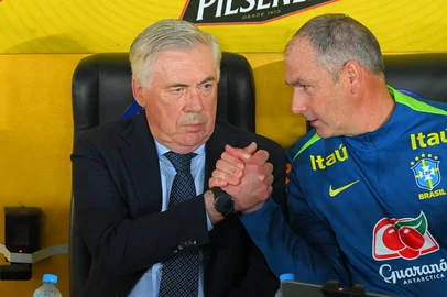 Brazil's Italian head coach Carlo Ancelotti (L) shakes hands with his assistant coach, British Paul Clement, before the 2026 FIFA World Cup South American qualifiers football match between Ecuador and Brazil at the Monumental Banco Pichincha stadium in Guayaquil, province of Guayas, Ecuador on June 5, 2025. (Photo by Rodrigo BUENDIA / AFP)Editoria: SPOLocal: GuayaquilIndexador: RODRIGO BUENDIASecao: soccerFonte: AFPFotógrafo: STF<!-- NICAID(16053662) -->