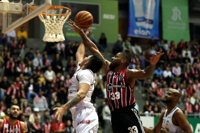 CAXIAS DO SUL, RS, BRASIL, 28/11/2023. Caxias do Sul Basquete x São Paulo, jogo válido pela 10ª rodada do Novo Basquete Brasil - NBB 2023/2024 - realizado no ginásio do Sesi. (Porthus Junior/Agência RBS)<!-- NICAID(15611296) -->