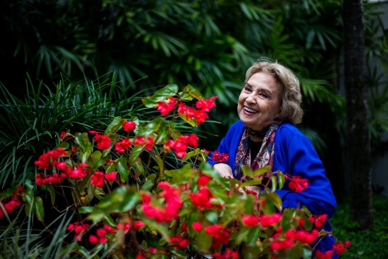 Atriz Eva Wilma morre aos 87 anosSP - MORTE/EVA WILMA/ARQUIVO - GERAL - Foto de arquivo de 22/01/2016 da atriz Eva Wilma durante ensaio fotográfico na   cidade de São Paulo. A atriz Eva Wilma, 87 anos, faleceu no Hospital Israelita   Albert Einstein, em São Paulo, na noite deste sábado, 15 de maio de 2021. A   premiada atriz estava internada em decorrência de um câncer de ovário, que a levou   a ter uma parada respiratória. Eva Wilma estava internada desde o dia 15 de abril,   inicialmente para tratar problemas cardíacos e renais. O câncer foi descoberto no   último dia 7 de maio. (ATENÇÃO: MAIS OPÇÕES DE FOTOS NO BANCO DE IMAGENS).   22/01/2016 - Foto: TIAGO QUEIROZ/ESTADÃO CONTEÚDOEditoria: GERALLocal: SÃO PAULOIndexador: TIAGO QUEIROZFonte: AGEFotógrafo: ESTADÃO CONTEÚDO<!-- NICAID(14784426) -->