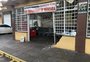 Criminosos jogam carro contra fachada de supermercado para roubar dinheiro de caixa eletrônico