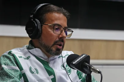 CAXIAS DO SUL, RS, BRASIL, 30/01/2024. Presidente do Juventute, Fábio Pizzamiglio e presidende do SER Caxias, Roberto de Vargas, participam do programa Show dos Esportes no estúdio da Rádio Gaúcha Serra. (Porthus Junior/Agência RBS)Indexador: Porthus JUNIOR<!-- NICAID(15965660) -->