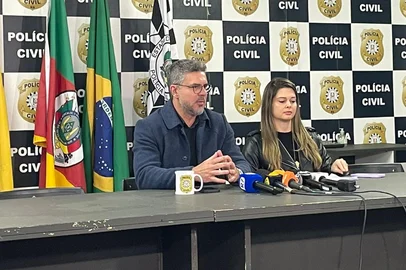 A Polícia Civil concedeu uma entrevista coletiva nesta sexta-feira (28) sobre o andamento das investigações do triplo homicídio ocorrido em Esteio, na Região Metropolitana. Os corpos foram encontrados em 22 de julho, na beira do Rio dos Sinos.<!-- NICAID(16097245) -->