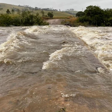Com a intensa chuva que atinge a Serra Gaúcha desde o final de semana, Bom Jesus suspendeu as aulas na escola municipal de mesmo nome da cidade, no interior do município, pelo risco de transbordamento dos rios. A coordenadoria municipal da Defesa Civil está monitorando a situação.<!-- NICAID(15085336) -->