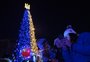 FOTOS: em meio à guerra, Kiev monta árvore de Natal com pombas da paz no centro da cidade 