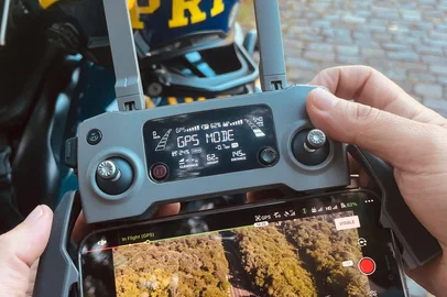 Desde segunda-feira (20), a Polícia Rodoviária Federal iniciou a fiscalização com o uso de drones em toda a BR-470, na Serra Gaúcha. A nova ferramenta permitirá monitorar o tráfego e flagrar motoristas cometendo infrações de trânsito, como ultrapassagens em locais proibidos, especialmente na Serra das Antas, entre Veranópolis e Bento Gonçalves. O uso da nova tecnologia também irá auxiliar no combate ao crime e representa um avanço na fiscalização das rodovias federais.<!-- NICAID(15958435) -->