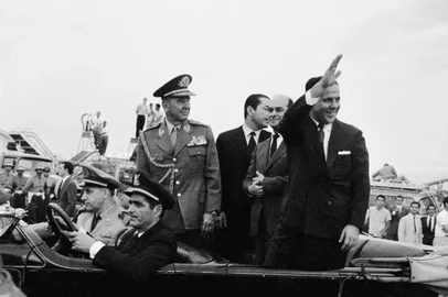 --Crédito: Assis Hoffmann, Agência RBS, 30/10/1961-Chegada de João Goulart, em Porto Alegre.Leonel Brizola (esq), Tancredo Neves (centro), Jango (dir) -#ENVELOPE: 15760-Crédito: Assis Hoffmann - Agência RBS<!-- NICAID(10585726) -->