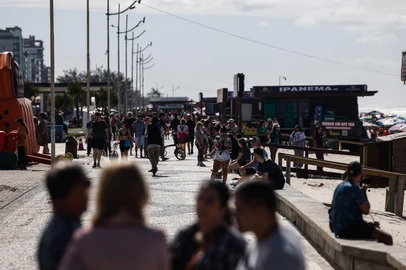 CAPÃO DA CANOA, RS, BRASIL - 2025.04.20 - Ambiental de domingo de Páscoa no litoral. Capão da Canoa registrou bom movimento em restaurantes, hotéis e na beira da praia com a vinda de veranistas que aproveitaram o feriadão. (Foto: André Ávila/ Agência RBS)Indexador: Andre Avila<!-- NICAID(16020567) -->