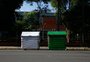 Contêineres de cor verde, para lixo reciclável, são retirados de ruas do Centro Histórico