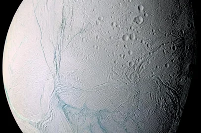NASA finds key building block for life in a moon of SaturnIn this NASA handout image obtained on June 14, 2023, a combination of high-resolution images taken during a 2005 flyby of NASA's Cassini spacecraft were combined into this mosaic to show Saturn's moon Enceladus, with long fissures at the moon's south pole that allow water from the subsurface ocean to escape into space. The long hunt for extraterrestrials just got a major boost.Scientists have discovered that phosphorus, a key building block of life, lies in the ocean beneath the icy surface of Saturn's moon Enceladus. The finding was based on a review of data collected by NASA's Cassini probe, and was published on June 14, 2023 in the prestigious journal Nature. (Photo by HANDOUT / NASA / AFP) / XGTY / RESTRICTED TO EDITORIAL USE - MANDATORY CREDIT "AFP PHOTO / NASA /HANDOUT" - NO MARKETING - NO ADVERTISING CAMPAIGNS - DISTRIBUTED AS A SERVICE TO CLIENTS / TO GO WITH AFP STORY BY ISSAM AHMED: NASA finds key building block for life in a moon of SaturnEditoria: SCILocal: In spaceIndexador: HANDOUTSecao: space programmeFonte: NASAFotógrafo: Handout<!-- NICAID(15456347) -->