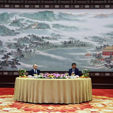 In this pool photograph distributed by the Russian state agency Sputnik, Russia's President Vladimir Putin (L) and China's President Xi Jinping attend a meeting at The Great Hall of the People in Beijing on September 2, 2025. (Photo by Alexander KAZAKOV / POOL / AFP)Editoria: POLLocal: BeijingIndexador: ALEXANDER KAZAKOVSecao: diplomacyFonte: POOLFotógrafo: STR<!-- NICAID(16115421) -->