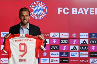 Bayern Munich's English forward #09 Harry Kane poses with his jersey during a press conference on his presentation after signing a four-years deal with German first division football club FC Bayern Munich, in Munich, southern Germany on August 13, 2023. Record England goalscorer Kane joined from Tottenham for a fee in excess of 100 million euros ($109.6 million) earlier on August 12. (Photo by Christof STACHE / AFP)Editoria: SPOLocal: MunichIndexador: CHRISTOF STACHESecao: soccerFonte: AFPFotógrafo: STR<!-- NICAID(15508971) -->