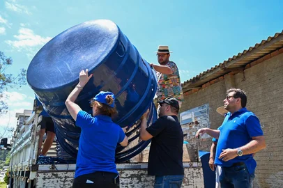 Samae / Divulgação Samae entrega 52 caixas d’água no primeiro dia do programa que subsidia 75% do valor dos reservatórios em Caxias do Sul.<!-- NICAID(16182464) -->