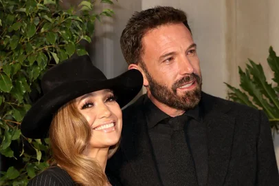 Jennifer Lopez e Ben Affleck fazem primeira aparição em tapete vermelho no desfile da RALPH LAUREN após casamentoSAN MARINO, CALIFORNIA - OCTOBER 13: (L-R) Jennifer Lopez and Ben Affleck attend the Ralph Lauren SS23 Runway Show at The Huntington Library, Art Collections, and Botanical Gardens on October 13, 2022 in San Marino, California.   Amy Sussman/Getty Images/AFP (Photo by Amy Sussman / GETTY IMAGES NORTH AMERICA / Getty Images via AFP)<!-- NICAID(15236214) -->