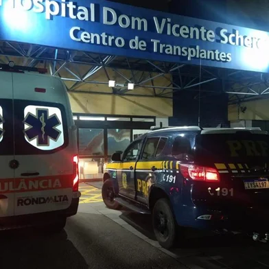 Equipes da Polícia Rodoviária Federal atenderam uma ocorrência atípica na noite de sábado (18). Três unidades operacionais da PRF participaram da escolta de uma ambulância da Prefeitura de Ronda Alta que transportava uma paciente, de 29 anos,  que precisava, com urgência, chegar ao Hospital Santa Casa de Misericórdia, em Porto Alegre. A mulher havia rebebido  a notícia de que um rim compatível com o seu organismo havia sido doado ao Hospital.  <!-- NICAID(15379572) -->