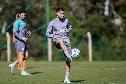 Treino do Juventude para o jogo contra o Flamengo. Na foto, o volante Jadson.<!-- NICAID(16017463) -->