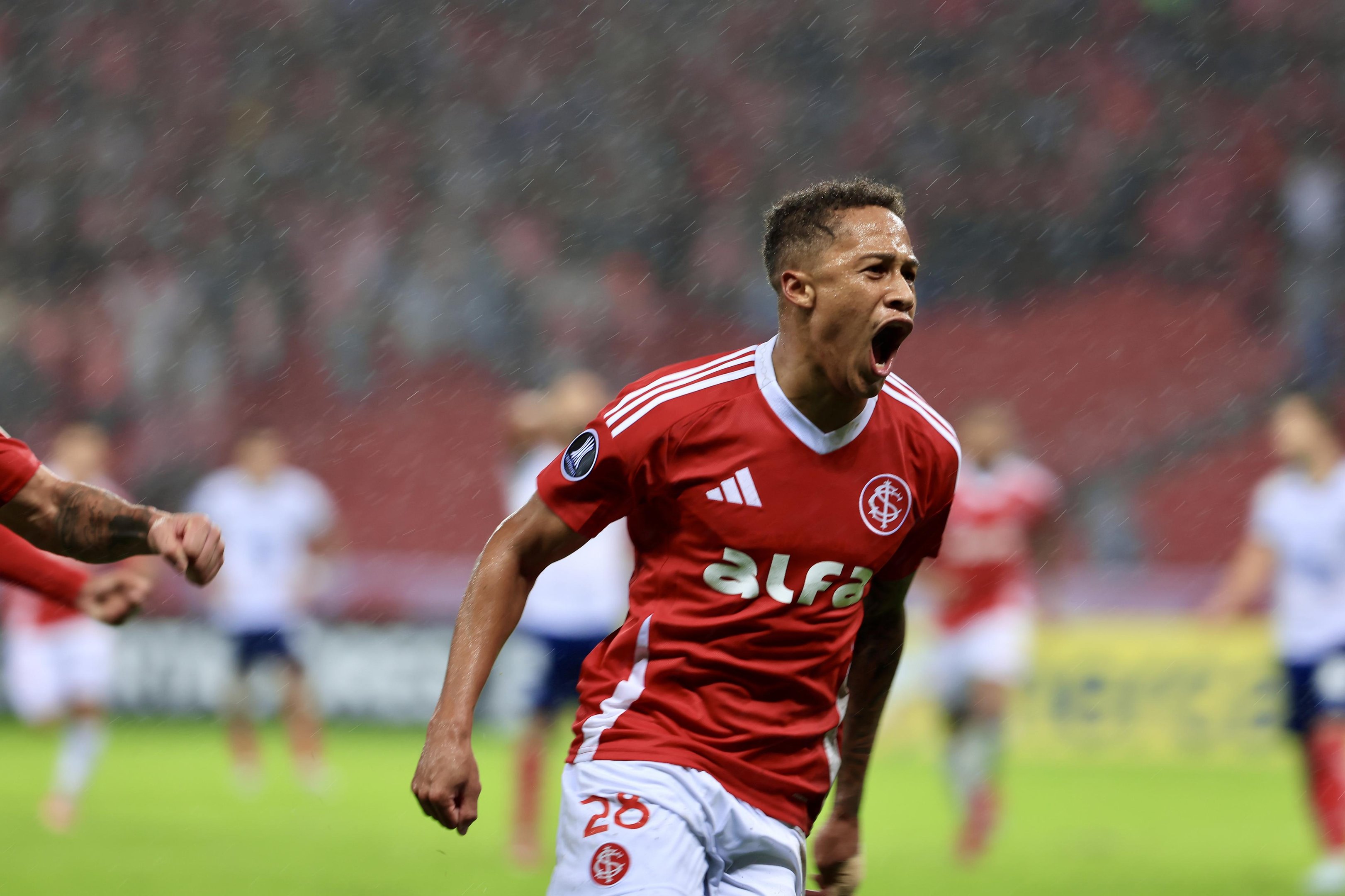 Inter anuncia acordo para perman&ecirc;ncia de atacante