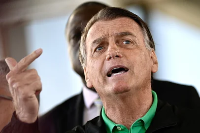 Former Brazilian President Jair Bolsonaro speaks to the press at the Federal Senate in Brasilia on July 17, 2025. A prosecutor asked Brazil's Supreme Court on Tuesday to find Bolsonaro guilty of plotting a coup, in closing arguments after a trial that saw US President Donald Trump try to intervene on behalf of his right-wing ally. (Photo by Mateus Bonomi / AFP)Editoria: CLJLocal: BrasíliaIndexador: MATEUS BONOMISecao: coup d'etatFonte: AFPFotógrafo: STR<!-- NICAID(16083126) -->