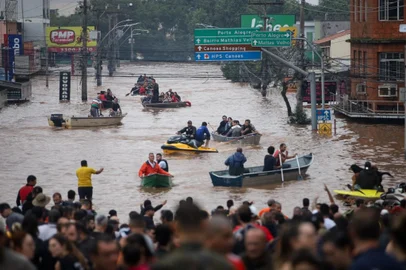 CANOAS, 04/05/2024, Resgate de pessoas em inundação em Canoas<!-- NICAID(15754421) -->