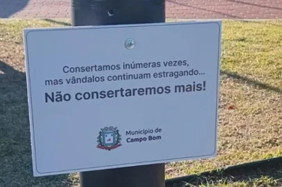 Quem passeia pelo Parcão Sady Arnildo Schmidt, em Campo Bom, no Vale do Sinos, pode encontrar mais do que área verde e bancos, pode topar também com uma placa de tom direto pendurada em postes de luz: "Não consertaremos mais!".<!-- NICAID(16092476) -->