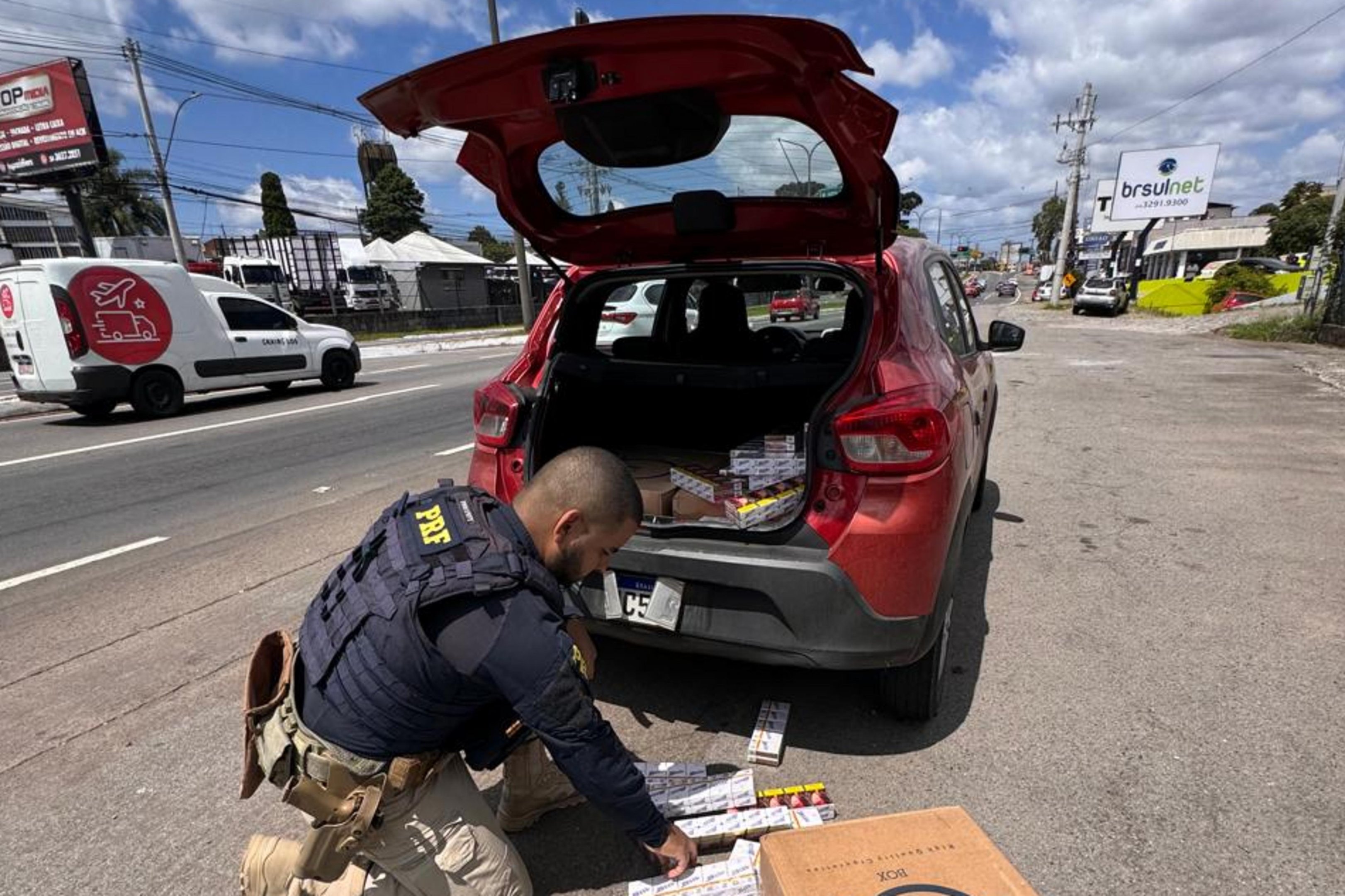 Homem &eacute; preso com mais de 4 mil ma&ccedil;os de cigarro contrabandeados em Caxias do Sul