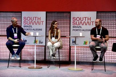 Porto Alegre, RS, Brasil. No South Summit Brazil 2026, a palestra “O Negócio da Emoção” reúne Caroline Torma, diretora de Marketing e Entretenimento do Grupo RBS, e Francisco Mattos, diretor executivo da Fórmula 1 e da MotoGP, para discutir como grandes eventos constroem engajamento e moldam cultura. Foto: Jeff Botega/Agência RBS<!-- NICAID(16253546) -->