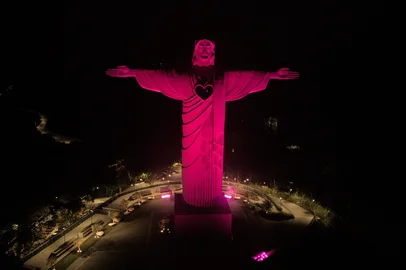 Cristo Protetor é iluminado de rosa em apoio à prevenção ao câncer de mama. Outubro Rosa.<!-- NICAID(16378414) -->