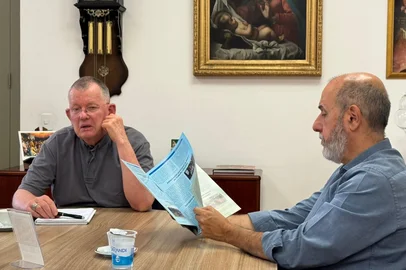 PORTO ALEGRE, RS, BRASIL - 04/02/2026 - O diretor do Demhab e vice-presidente da Associação Brasileira de Cohabs (ABC), André Machado, visitou o presidente da CNBB, cardeal dom Jaime Spengler, na Cúria Metropolitana, na Capital (Foto: Cindy Vitali/Divulgação)<!-- NICAID(16218791) -->