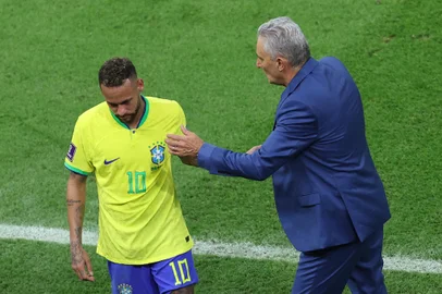 Brazil's coach #00 Tite greets Brazil's forward #10 Neymar as he is replaced during the Qatar 2022 World Cup Group G football match between Brazil and Serbia at the Lusail Stadium in Lusail, north of Doha on November 24, 2022. (Photo by Giuseppe CACACE / AFP)<!-- NICAID(15276163) -->