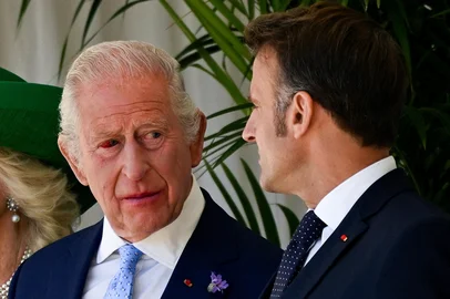 France's President Emmanuel Macron (R) talks to Britain's King Charles III, who's eye is red, during a ceremonial welcome at Windsor Castle, in Windsor west of London, on July 8, 2025, on the first day of a three-day state visit to Britain. French President Emmanuel Macron began a three-day state visit to Britain on Tuesday, which will see him address parliament and try to rekindle a purportedly warm relationship with King Charles III. (Photo by Dylan Martinez / POOL / AFP)<!-- NICAID(16075570) -->