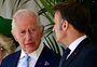 Rei Charles III aparece com olho vermelho em encontro com Emmanuel Macron; veja fotos