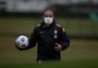 Tite utiliza TV no campo para complementar treino de posicionamento da seleção