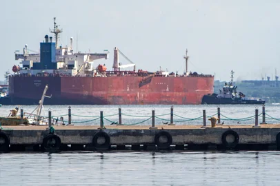A crude oil tanker is anchored on Lake Maracaibo near Maracaibo, Zulia state, Venezuela, on December 18, 2025. Venezuela struck a defiant note on December 17, insisting that its crude oil exports were not impacted by US President Donald Trump's announcement of a potentially crippling blockade. (Photo by Alejandro Paredes / AFP)Editoria: FINLocal: MaracaiboIndexador: ALEJANDRO PAREDESSecao: energy and resourceFonte: AFPFotógrafo: STR<!-- NICAID(16192860) -->