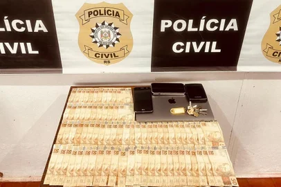 A delegacia da Polícia Civil de Júlio de Castilhos, na Região Central, concluiu a investigação sobre o furto de pouco mais de R$ 145 mil de caixas eletrônicos de uma agência bancária do município. O principal suspeito é um funcionário que era responsável por fazer o abastecimento dos equipamentos. Ele será indiciado por furto qualificado.<!-- NICAID(15560674) -->