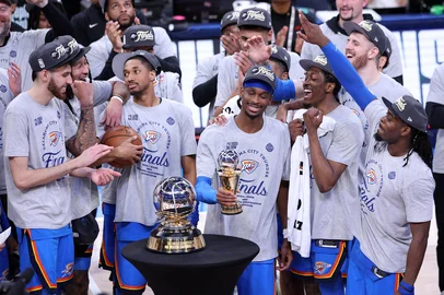 OKLAHOMA CITY, OKLAHOMA - MAY 28: Shai Gilgeous-Alexander #2 of the Oklahoma City Thunder celebrates with teammates after winning the Western Conference Finals MVP after defeating the Minnesota Timberwolves 124-94 in Game Five of the Western Conference Finals of the 2025 NBA Playoffs at Paycom Center on May 28, 2025 in Oklahoma City, Oklahoma. NOTE TO :  expressly acknowledges and agrees that, by ing and or using this photograph,  is consenting to the  and conditions of the Getty Images License Agreement.   William Purnell/Getty Images/AFP (Photo by William Purnell / GETTY IMAGES NORTH AMERICA / Getty Images via AFP)<!-- NICAID(16047957) -->