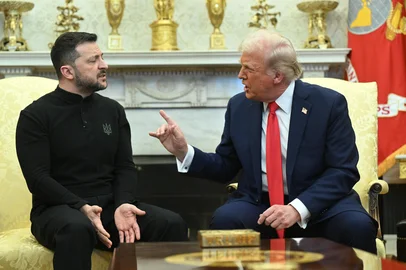 Ukraine President Volodymyr Zelensky visits the White HouseUS President Donald Trump and Ukraine's President Volodymyr Zelensky meet in the Oval Office of the White House in Washington, DC, February 28, 2025. Zelensky on February 28 told Trump there should be "no compromises" with Russian President Vladimir Putin as the parties negotiate to end the war after Moscow's invasion. (Photo by SAUL LOEB / AFP)Editoria: WARLocal: WashingtonIndexador: SAUL LOEBSecao: diplomacyFonte: AFPFotógrafo: STF<!-- NICAID(15986121) -->