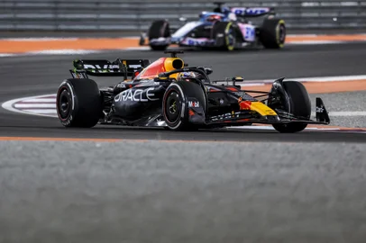 Red Bull Racing's Dutch driver Max Verstappen (foreground) drives ahead of Alpine's French driver Esteban Ocon during the first practice session ahead of the Qatari Formula One Grand Prix at the Losail International Circuit, in the city of Lusail, on the outskirts of Doha on October 6, 2023. (Photo by KARIM JAAFAR / AFP)Editoria: SPOLocal: LusailIndexador: KARIM JAAFARSecao: world championshipFonte: AFPFotógrafo: STR<!-- NICAID(15562233) -->