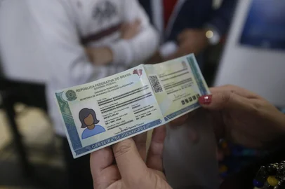 PORTO ALEGRE, RS, BRASIL, 26/07/2022- Fila para nova carteira de identidade no Departamento de Identificação do IGP, no bairro Azenha. Foto: Lauro Alves  / Agencia RBS<!-- NICAID(15158303) -->