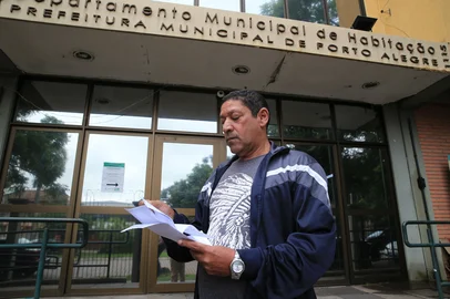 PORTO ALEGRE, RS, BRASIL, 08/05/2023- Demhab abre recadastramento para programas habitacionais. Na foto, Claudio. Foto: Ronaldo Bernardi / Agencia RBS<!-- NICAID(15422574) -->
