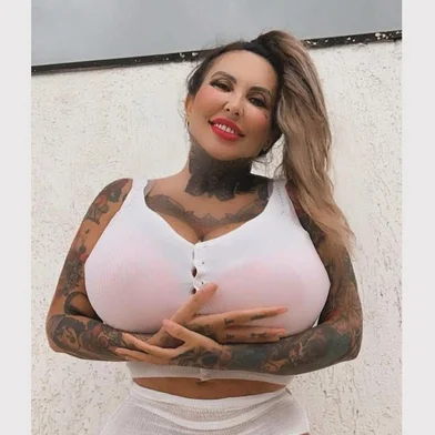 Na contramão do movimento de mulheres que optam por tirar as próteses de silicone, a Dj e tatuadora caxiense Sabrina Boing Boing viralizou nas redes sociais após anunciar que realizaria o sonho de colocar três litros de silicone em cada seio. Ao todo, a influenciadora soma seis quilos em próteses. <!-- NICAID(15700323) -->