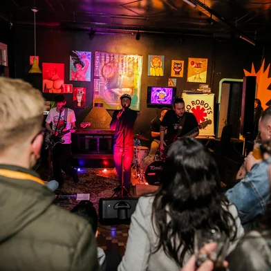 CAXIAS DO SUL, RS, BRASIL, 09/08/2025. Como a mudança de comportamento afeta a noite caxiense. Reffugio, o espaço funciona desde 2021 e vai se adaptando as tendências para se manter ativo. (Neimar De Cesero/Agência RBS)Indexador: Neimar De Cesero<!-- NICAID(16098096) -->