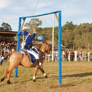 Tirada da Argolinha, no evento E-Campo, no espaço da Associação Rodeio Crioulo, na localidade de Barro Vermelho, 2º Distrito, interior do município. Cavalhadas em 02 de maio de 2010.<!-- NICAID(15702077) -->