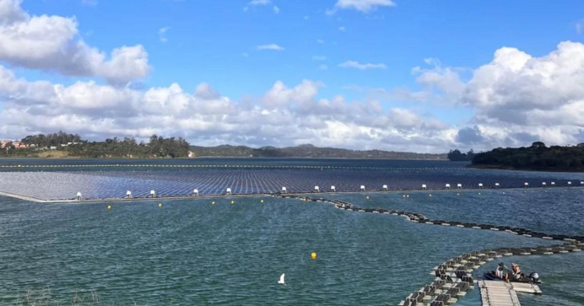 "Painéis Fotovoltaicos Flutuantes: Energia Sustentável Sobre as Águas" Imagem ilustrativa de "Painéis Fotovoltaicos Flutuantes: Energia Sustentável Sobre as Águas"