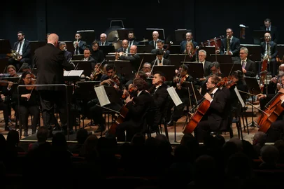 CAXIAS DO SUL, RS, BRASIL, 23/05/2025. Concerto da Orquestra Sinfônica de Porto Alegre (OSPA) no UCS Teatro celebra os 150 anos da imigração italiana no RS. O concerto Sentimenti dell’Anima reune mais de 90 músicos sob a regência do maestro Manfredo Schmiedt, com a participação da soprano Carla Domingues e do tenor Martin Muehle. (Porthus Junior/Agência RBS)<!-- NICAID(16044953) -->